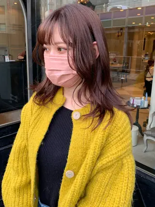 ロング SAKINO． ベージュカラーのヘアスタイル