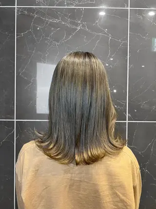 ミディアム カラー 黒田 愛梨のヘアスタイル