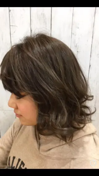 ミディアム カラー パーマ 岩本 ヨシハルのヘアスタイル