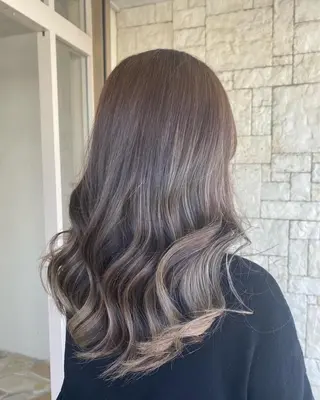 カラー 井上 歩美のヘアスタイル