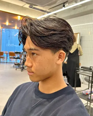 パーマ メンズ 圧倒的 毛流れ センターパートのヘアスタイル