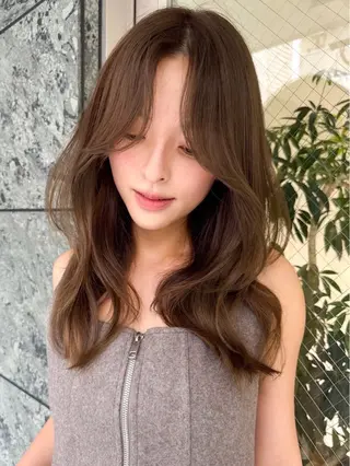 セミロング カラー レイヤー/顔周り ブリーチカラーのヘアスタイル