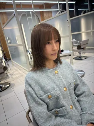 ミディアム かなこ／重めレイヤー ／透明感カラーのヘアスタイル