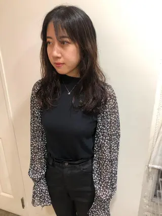 ミディアム パーマ MIOベージュカラー 柔らかいカラーのヘアスタイル