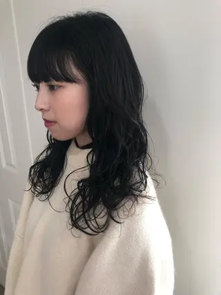 ロング パーマ MIOベージュカラー 柔らかいカラーのヘアスタイル