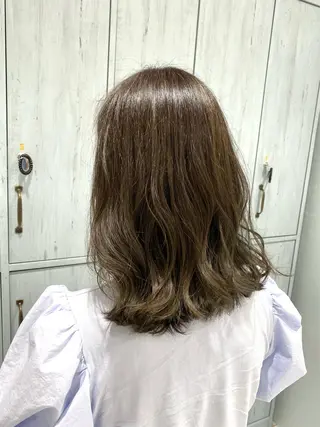 ミディアム カラー 中川 茜里のヘアスタイル