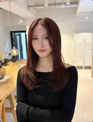 ミディアム ニトウ レイナのヘアスタイル