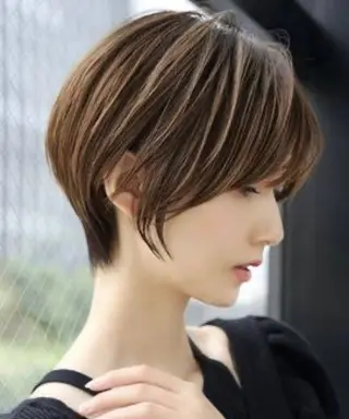 ショート ブリーチカラー/ブロ ンドレイヤーカットのヘアスタイル