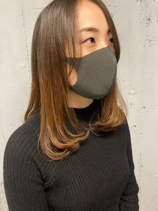 ミディアム 顔まわりレイヤー デザインカットのヘアスタイル