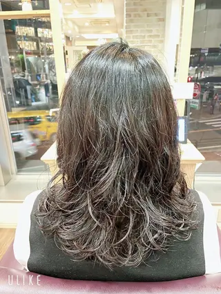 セミロング コバヤシ ユウスケのヘアスタイル