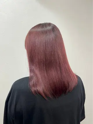 ミディアム カラー ヒナ/レイヤーカット 艶感ワンカラーのヘアスタイル