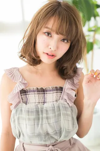 ミディアム Alisha by artinaのヘアスタイル