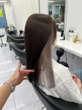 ロング 寒色/ベージュヘア ブリーチありMiOのヘアスタイル