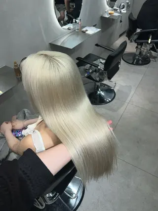 ロング ハイトーン デザインカラーのヘアスタイル