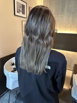 セミロング レイヤー 艶々カラーのヘアスタイル