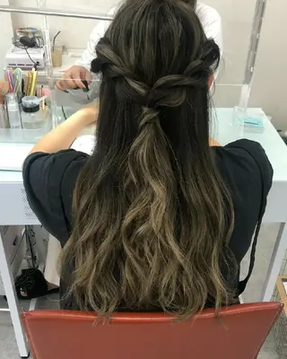 ヘアアレンジ 名倉 彩乃のネイルデザイン