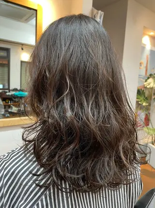 ミディアム パーマ 【透明感ツヤカラー】 三浦寛之のヘアスタイル