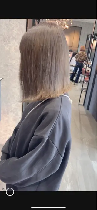 カラー earth ノノカ 柔らかベージュカラーのヘアスタイル