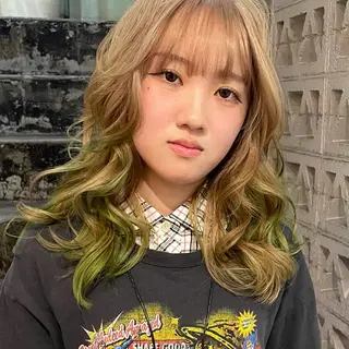 セミロング カラー 石坂 日果梨のヘアスタイル