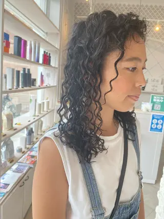 セミロング パーマ 饒平名 知也のヘアスタイル