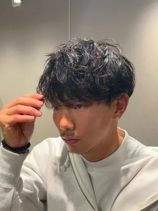 ショート カラー パーマ メンズ 【シャドウパーマ センターパート】義心のヘアスタイル