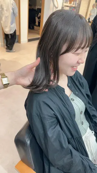ミディアム カラー パーマ ヘアアレンジ メンズ キッズ ネイル マツエク・マツパ アイブロウ レイヤーカット／顔周 りカット/縮毛矯正のヘアスタイル
