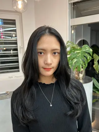 ロング カラー 小森聖奈 韓国風レイヤーカットのヘアスタイル