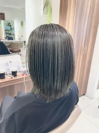 ミディアム 清藤綾/脱白髪染め 白髪ぼかしハイライトのヘアスタイル