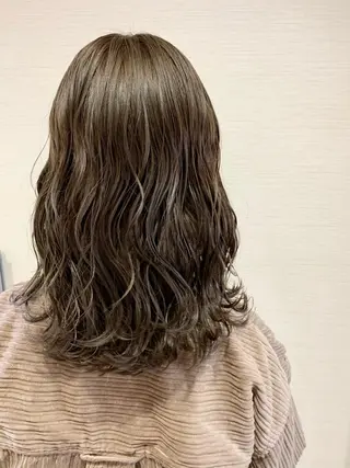 セミロング カラー 蓮見  友里のヘアスタイル