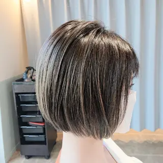 ショート カラー alushe 岡 陽子のヘアスタイル