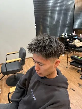 カラー パーマ メンズ 鵜飼 真伍のヘアスタイル