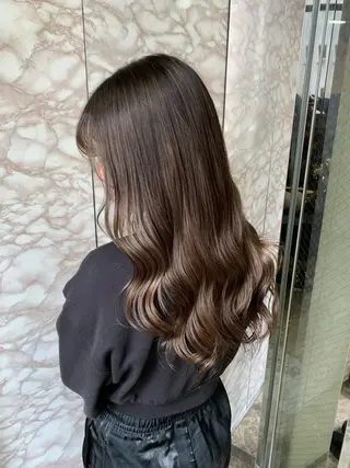 セミロング カラー ヘアアレンジ 🌟小顔レイヤー× 赤み消し透明感カラーのヘアスタイル