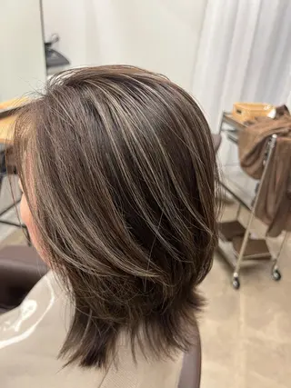 ミディアム nui-sannomiya所属・nui三宮 白髪ぼかしモデルのヘアスタイル