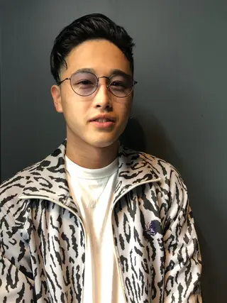 メンズ 顔まわりレイヤー デザインカットのヘアスタイル