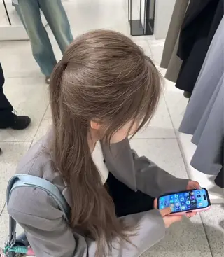 ロング 韓国風レイヤーカラー ライムのヘアスタイル