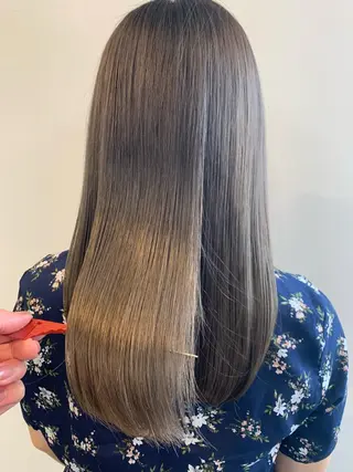 ロング カラー トップ スタイリストのヘアスタイル