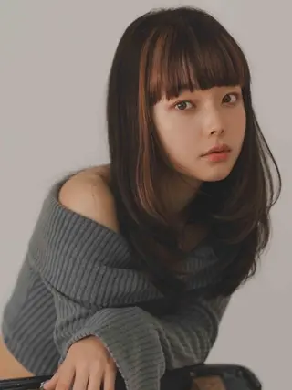 カラー セミロング _WHITE 高槻のヘアスタイル