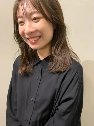 カラー 岡あかね ブリーチ なし透明感ベージュのヘアスタイル