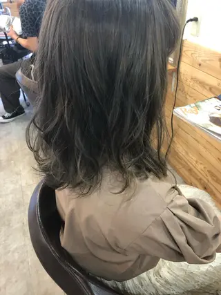 ミディアム 艶髪/ハイトーン Sherryのヘアスタイル