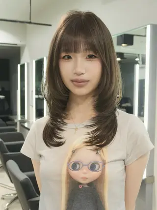 セミロング カラー Airi 韓国y2k ハイレイヤーのヘアスタイル