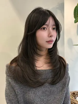 セミロング カラー レイヤーカット/ Jilblanアオイのヘアスタイル