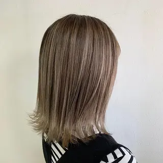 ミディアム カラー 鶴﨑 美優亜のヘアスタイル