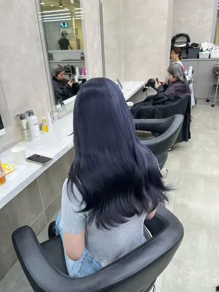 ロング 寒色/ベージュヘア ブリーチありMiOのヘアスタイル