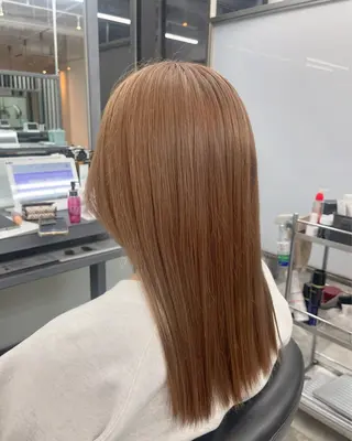 セミロング 縮毛矯正🐼暖色 根本侑季のヘアスタイル