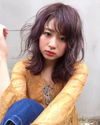 ミディアム 白髪ぼかしハイライト バレイヤージュヤマトのヘアスタイル