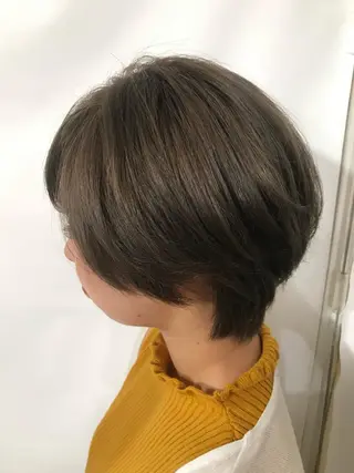 ショート カラー 小栗 麻衣のヘアスタイル