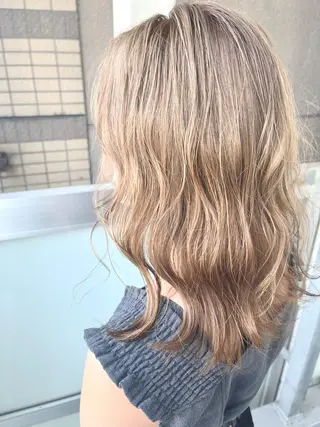 ロング カラー 岩谷/ブリーチ 🪽透明感カラーのヘアスタイル