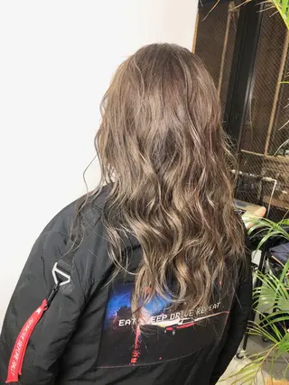 セミロング カラー ヘアアレンジ 白髪ぼかしハイライト バレイヤージュヤマトのヘアスタイル