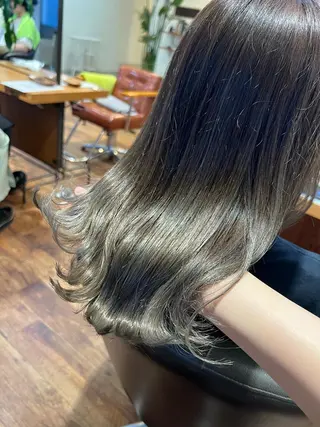 ミディアム bh.maara デザイン／ハイトーンのヘアスタイル