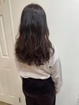 ロング パーマ MIOベージュカラー 柔らかいカラーのヘアスタイル